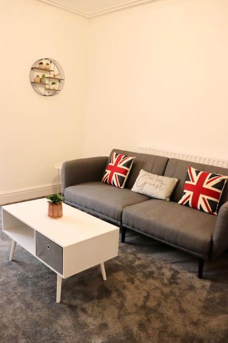 Charming 3 Bedroom Property Free Wifi & Parking Leeds  Esterno foto