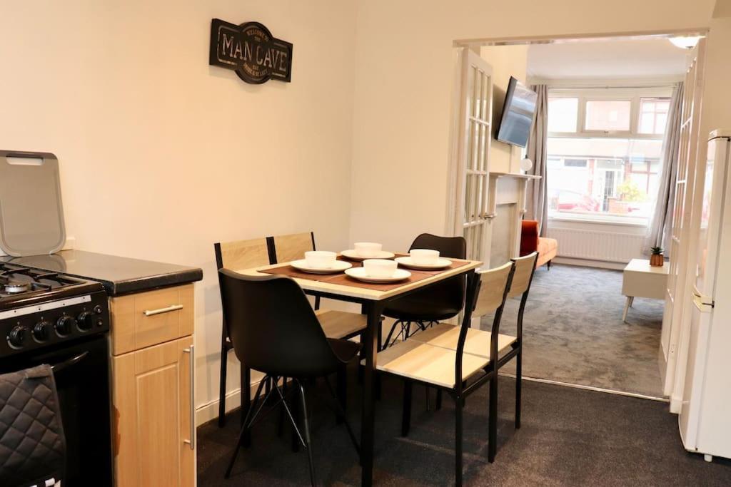 Charming 3 Bedroom Property Free Wifi & Parking Leeds  Esterno foto