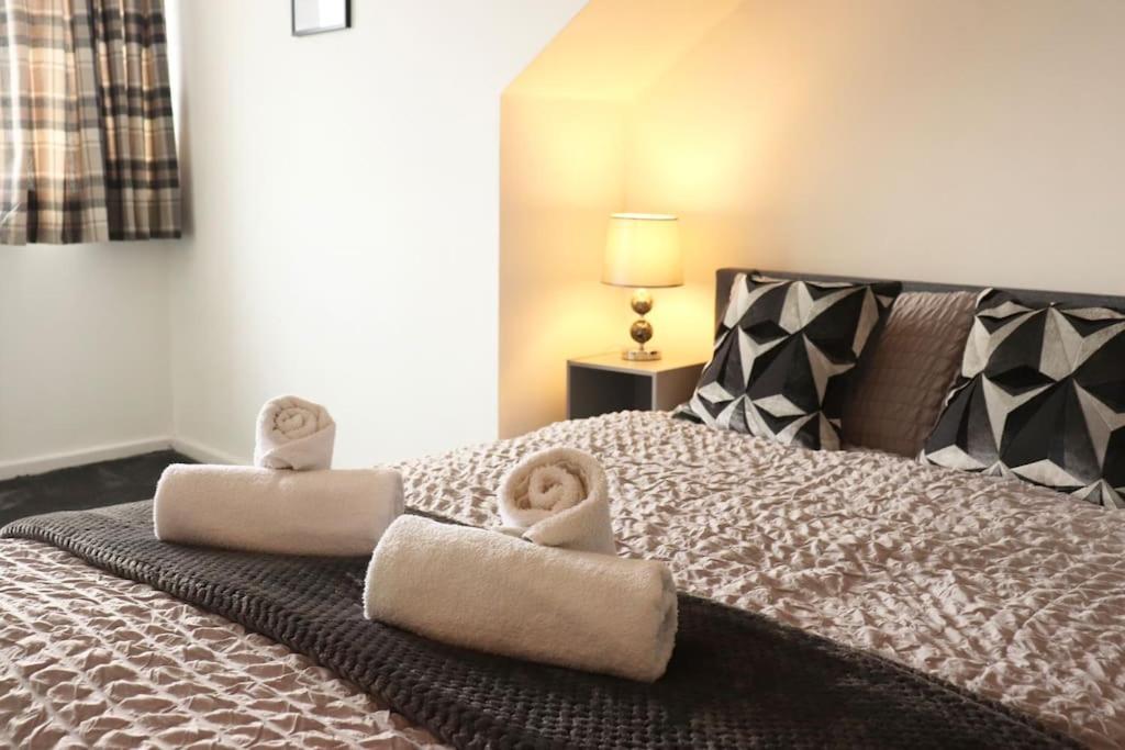 Charming 3 Bedroom Property Free Wifi & Parking Leeds  Esterno foto