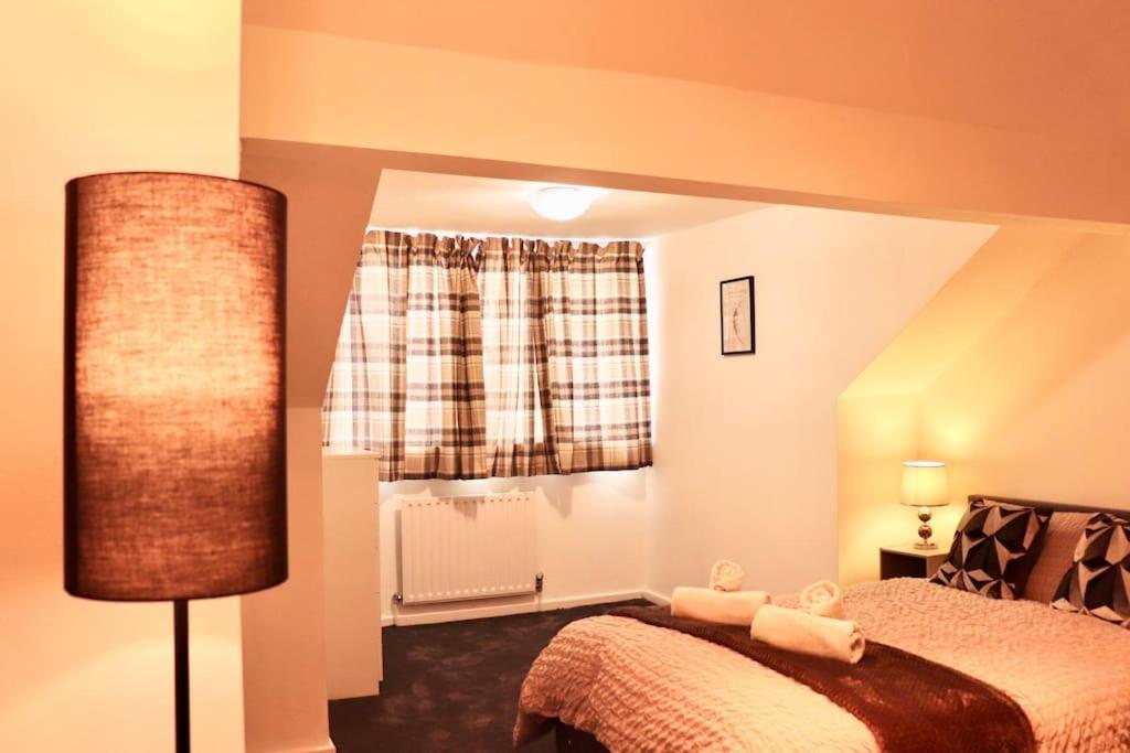 Charming 3 Bedroom Property Free Wifi & Parking Leeds  Esterno foto