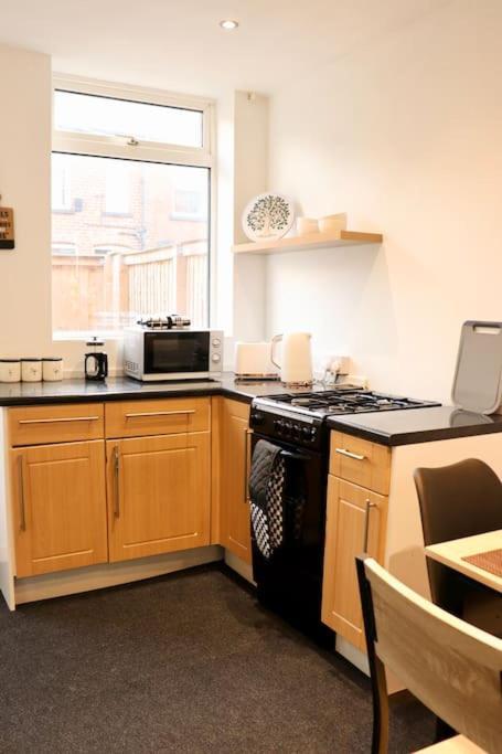 Charming 3 Bedroom Property Free Wifi & Parking Leeds  Esterno foto