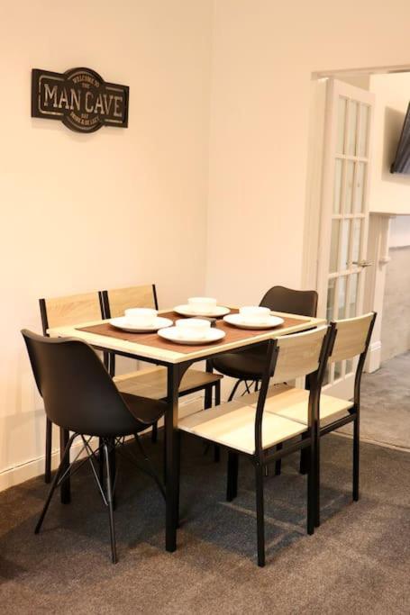 Charming 3 Bedroom Property Free Wifi & Parking Leeds  Esterno foto
