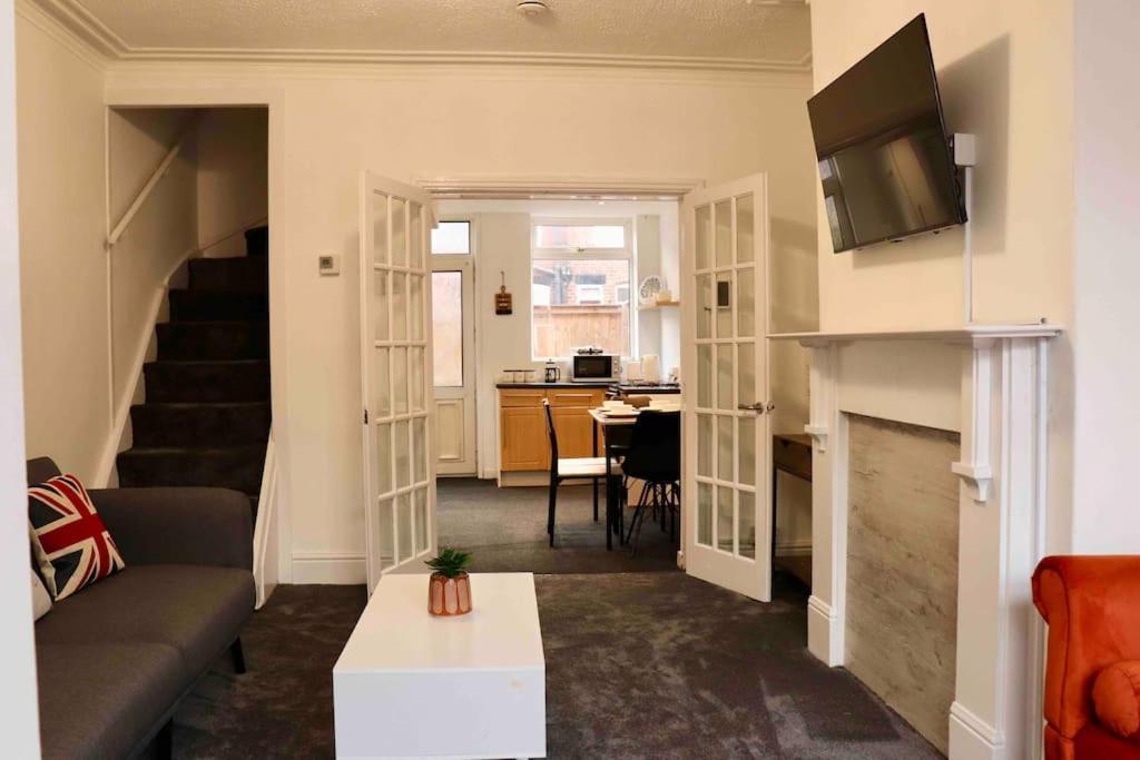 Charming 3 Bedroom Property Free Wifi & Parking Leeds  Esterno foto