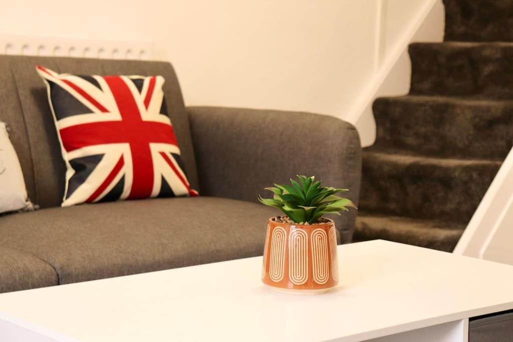 Charming 3 Bedroom Property Free Wifi & Parking Leeds  Esterno foto